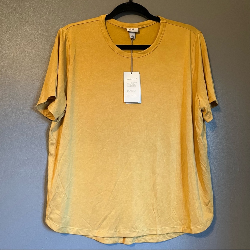 Lot of 2 NWT Universal Thread A New Day Red Gold T-shirt Women’s Tops Ret $30! - Picture 9 of 15